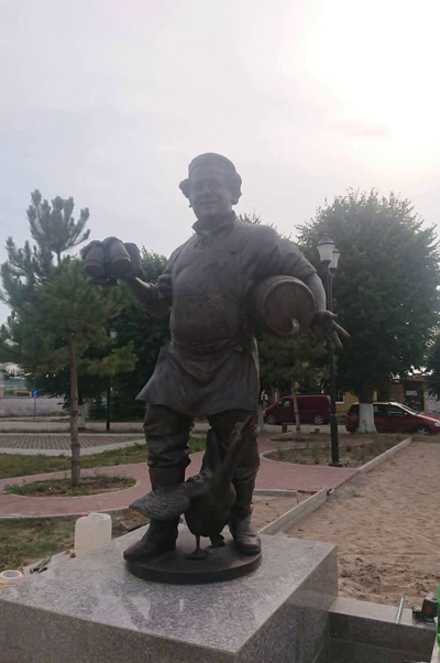 В Железнодорожном установили скульптуру «добряка с бочонком пива» (фото)