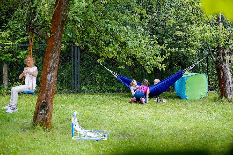 «А нас по телевизору покажут?»: чем занимаются дети в детском лагере «Kids»