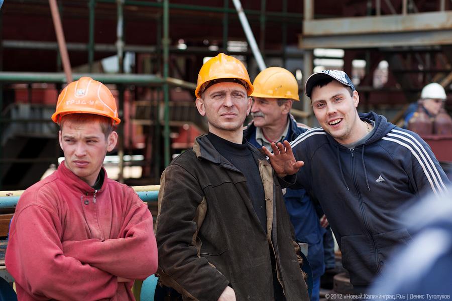 «Подарок ко Дню рождения»: фоторепортаж со спуска на воду БДК «Иван Грен»