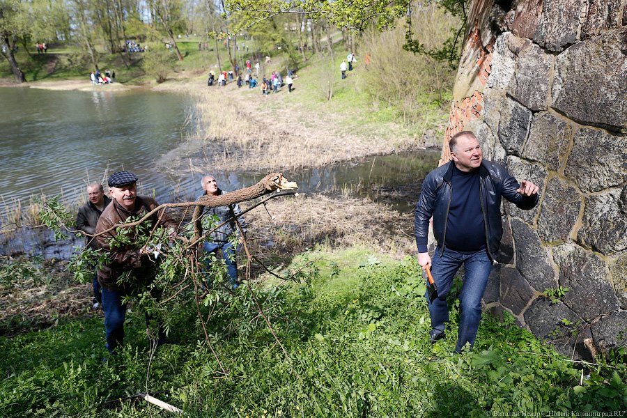 С метлой в руках: в парке Победы прошёл общегородской субботник