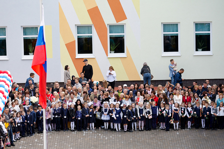 С военным оркестром и под «Катюшу»: в Калининграде открыли самую большую школу