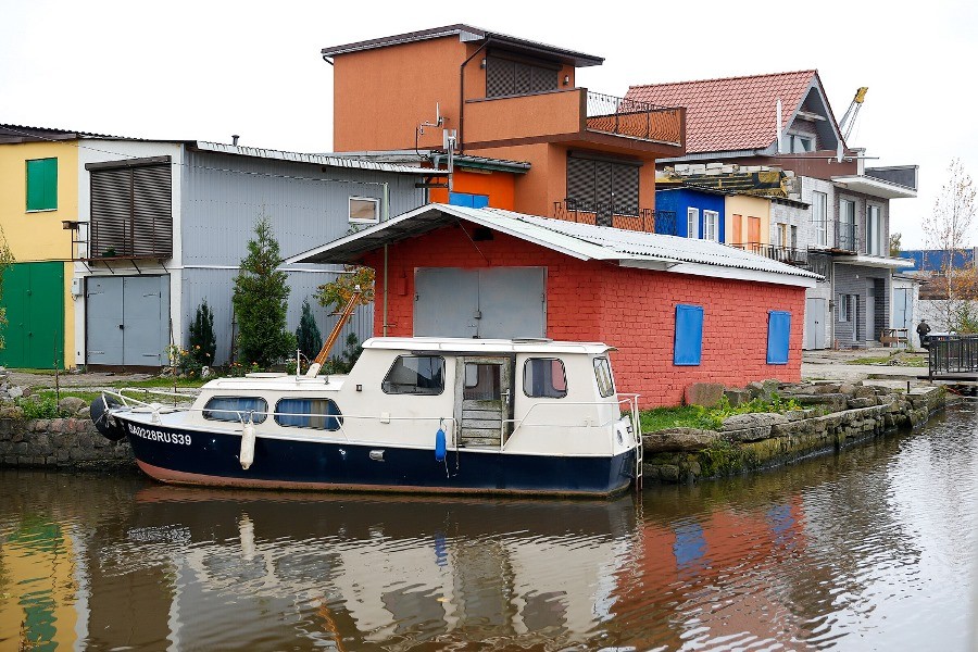 Алиханов вновь пригрозил завесить баннерами эллинги напротив стадиона на Острове