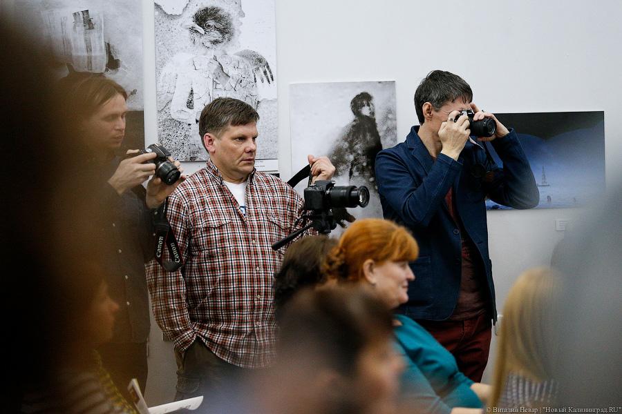 Картинки с выставки: открытие Балтийской биеннале фотографии