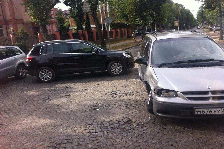 На ул. Тельмана в Калининграде столкнулись две иномарки, движение затруднено (фото)