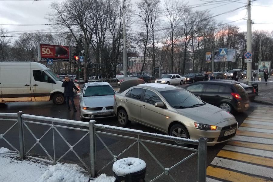 Участники ДТП парализовали движение на перекрестке Гвардейского и Театральной