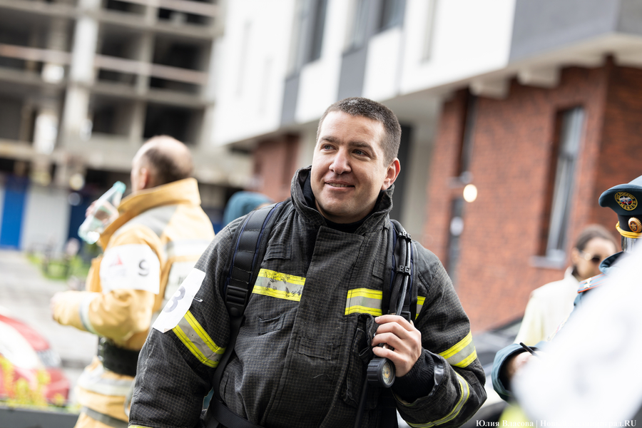 За три минуты на 25-й этаж: у пожарных прошли соревнование по скоростному подъёму (фото)