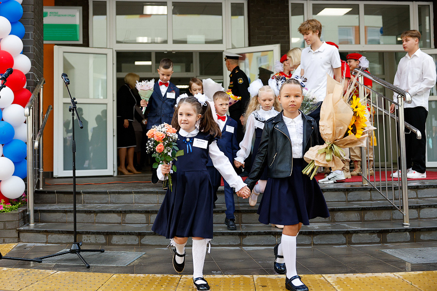С военным оркестром и под «Катюшу»: в Калининграде открыли самую большую школу