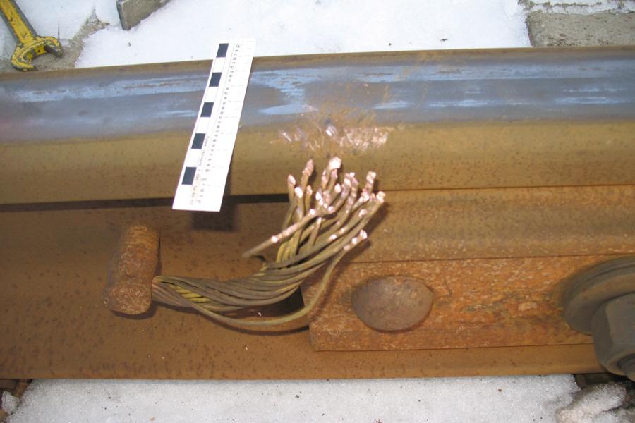 Двое мужчин пытались разобрать действующие рельсы на металлолом (фото)