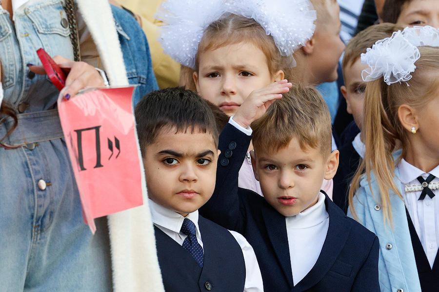 С военным оркестром и под «Катюшу»: в Калининграде открыли самую большую школу