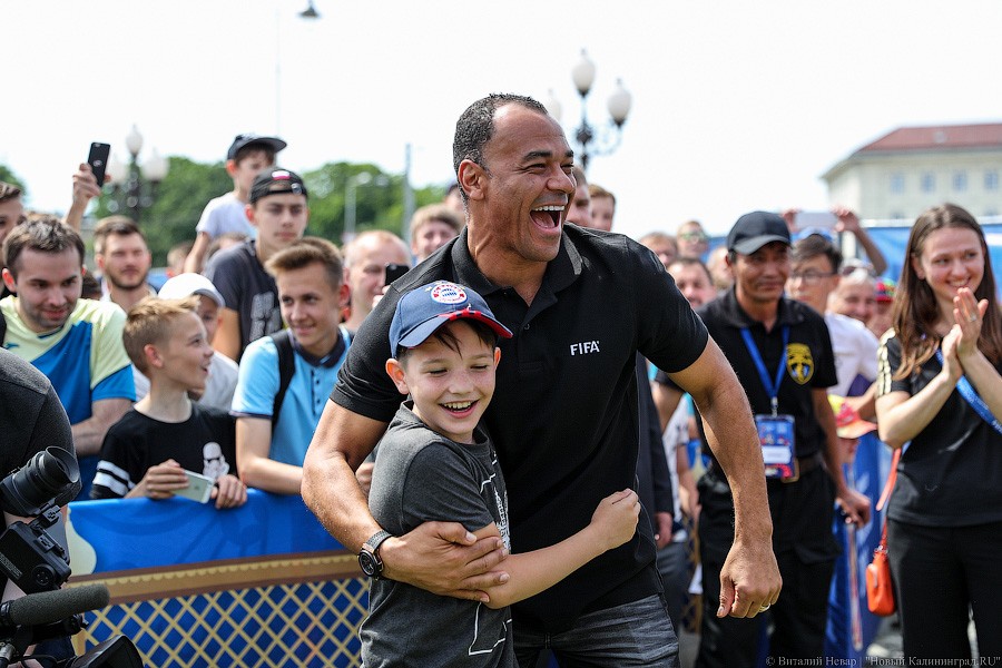 Праздник очередей и футбола: чем запомнился матч легенд ФИФА в Калининграде