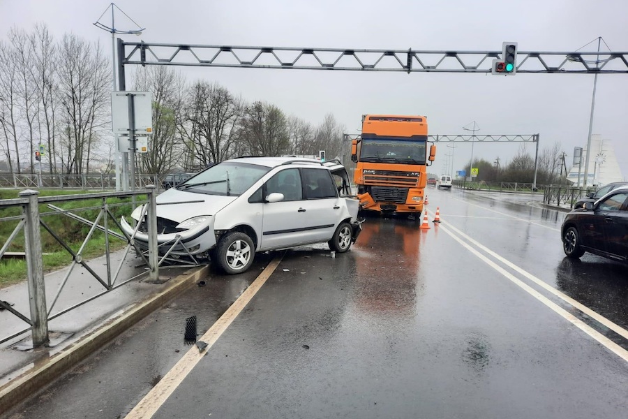 Под Светлогорском фура врезалась в «Форд», пострадали три человека (фото)