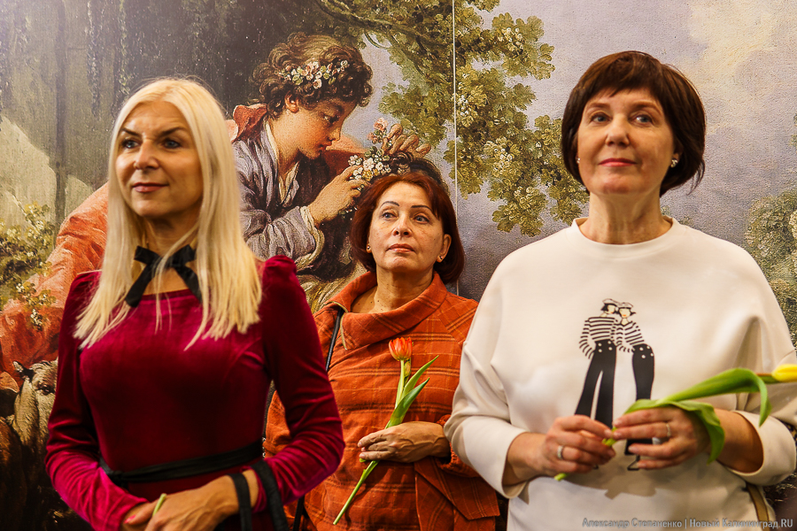 «С французским шармом»: в Калининграде открылась выставка шелковых картин (фото)