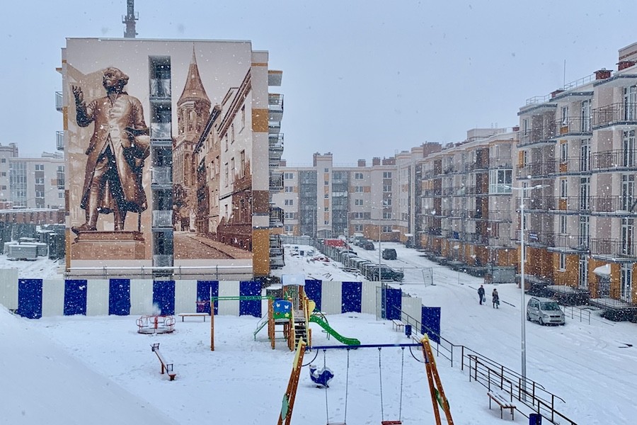 Фасад дома в Калининграде украсили портретом Канта и видами Кенигсберга (фото)
