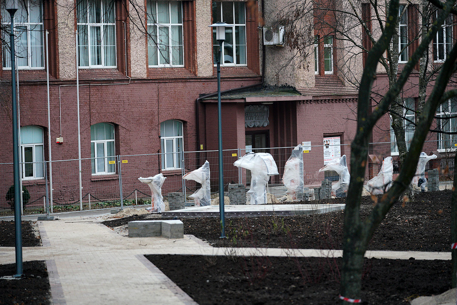 Объять необъятное: что происходит на ул. Рокоссовского, где никак не завершится ремонт (фото)