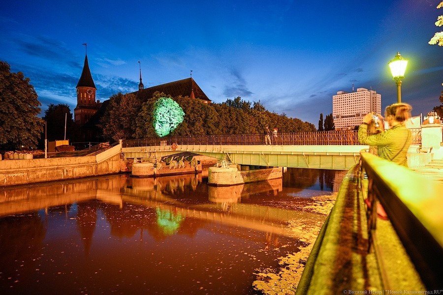 Призрак острова: в Калининграде тестируют световую инсталляцию в виде головы Канта 