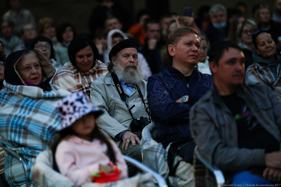 Любовь и жизнь: во Фридрихсбургских воротах выступила солистка Михайловского театра (фото)