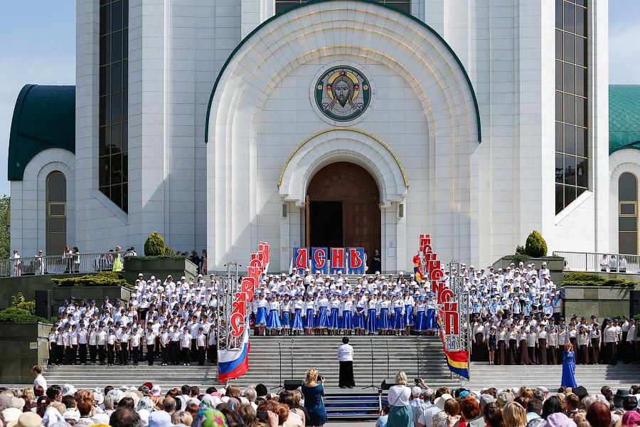 В восемь сотен голосов: мегаконцерт у подножия собора Христа Спасителя