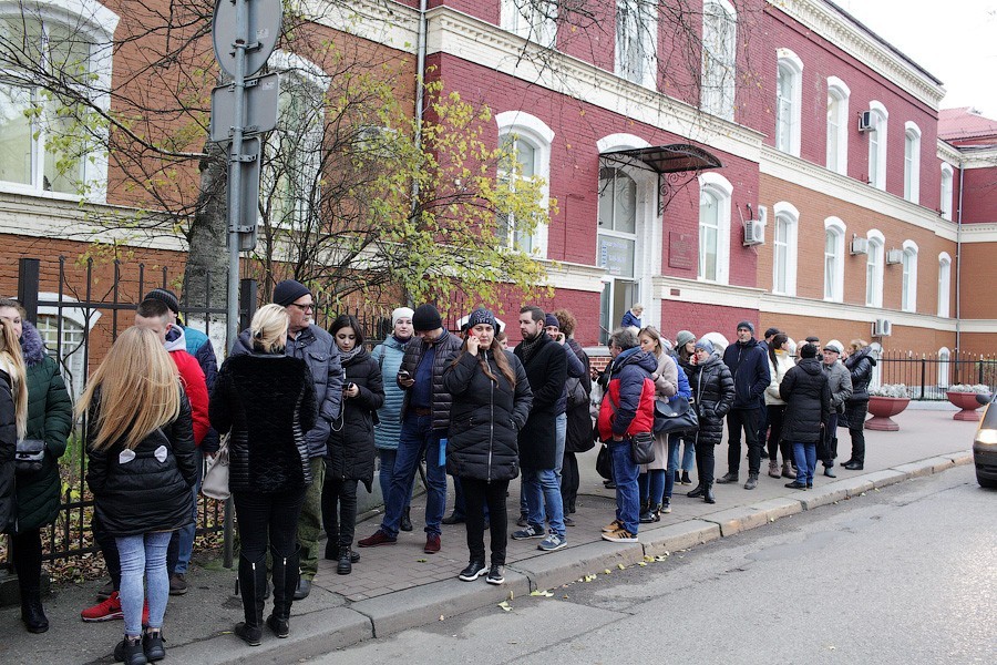 Чемпионат по очередям: что происходит перед наркодиспансером на Барнаульской