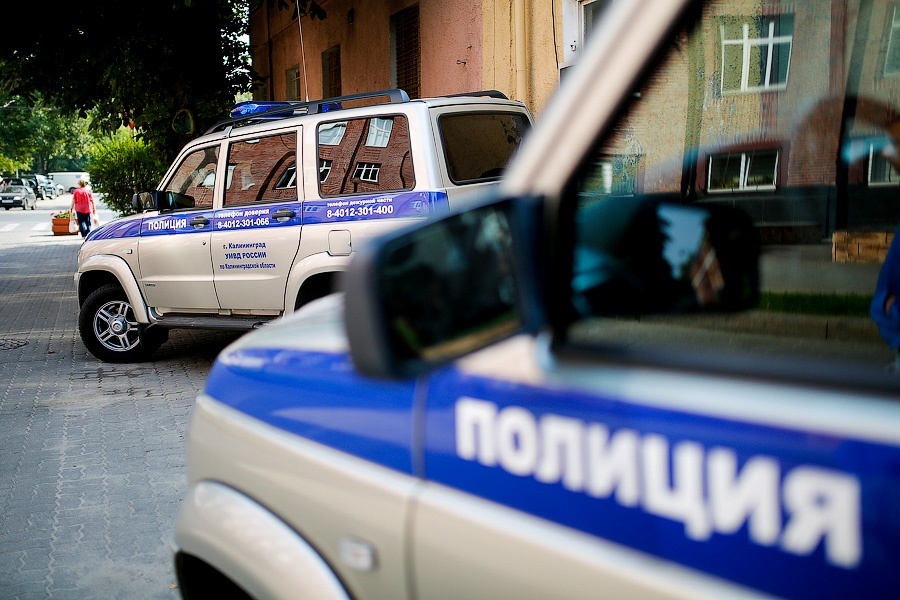 В Калининграде автоинспекторы задержали двоих мужчин, пытавшихся сжечь «Мерседес»