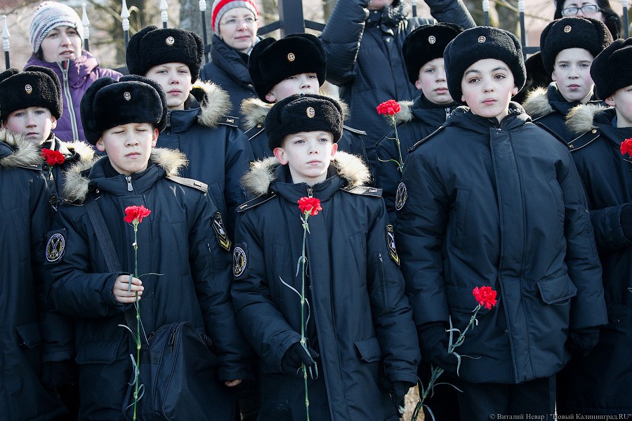 Холодное утро 23-го: в Калининграде почтили память воинов-героев