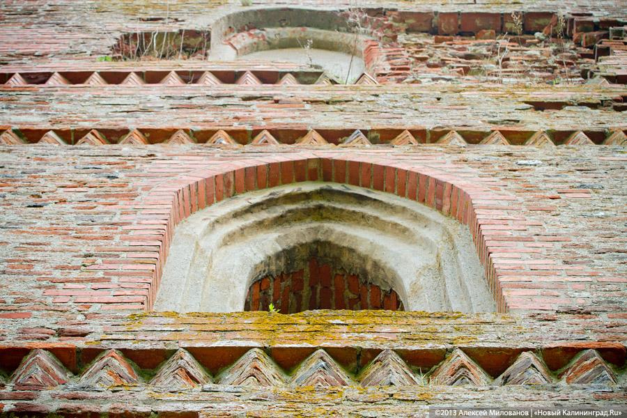 «А денег нет»: в переданной РПЦ кирхе 14-го века в Храброво валяются человеческие кости