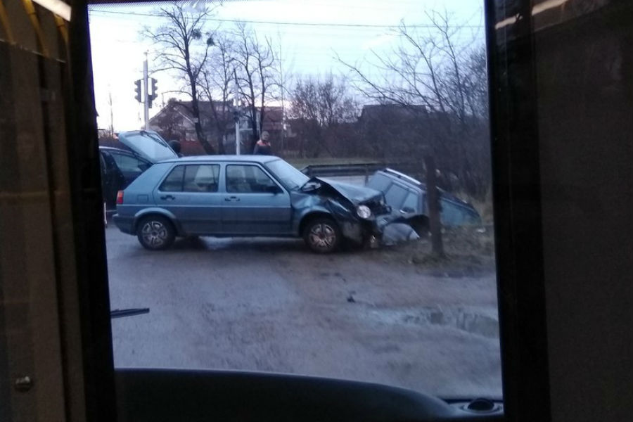 На ул. Горького машина вылетела в озеро в результате ДТП (фото)