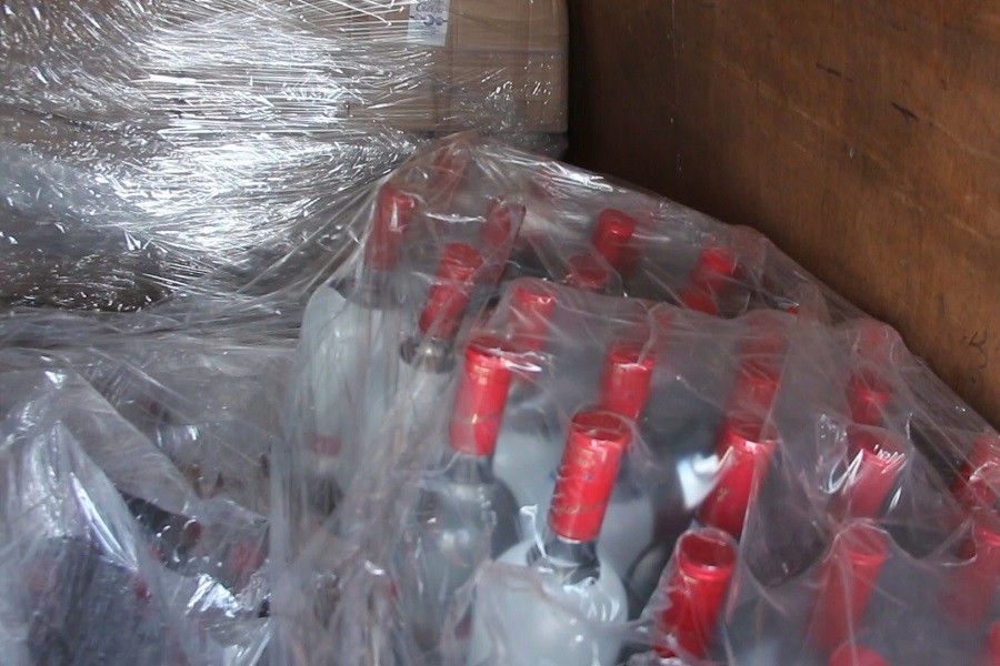 В Калининграде полиция изъяла более 2000 бутылок «подозрительного» алкоголя (фото, видео)