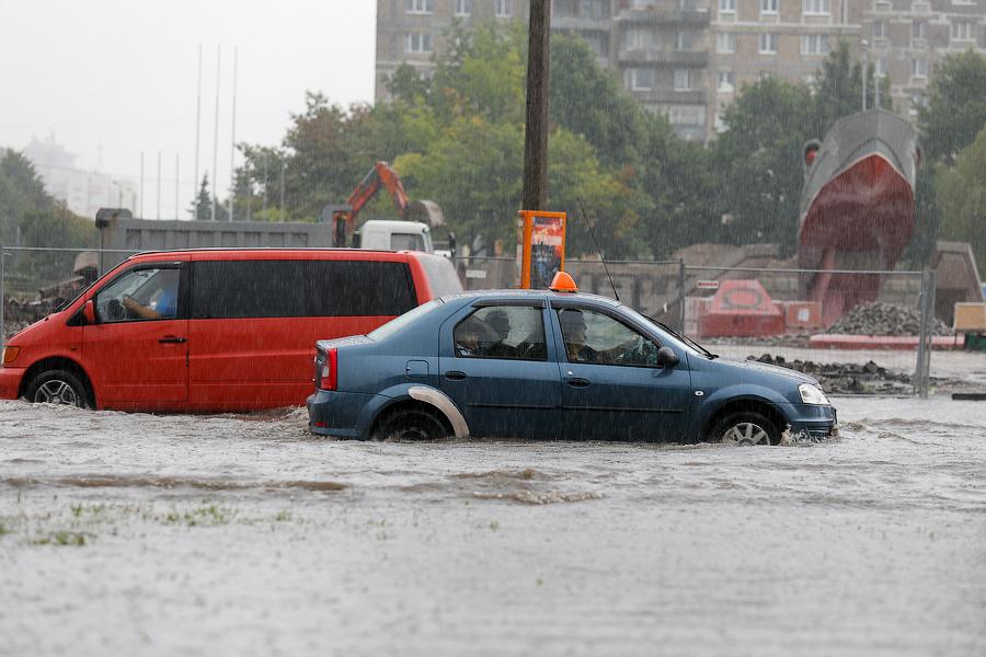 В Калининграде из-за дождя образовались пробки, на улицах случился потоп (фото)
