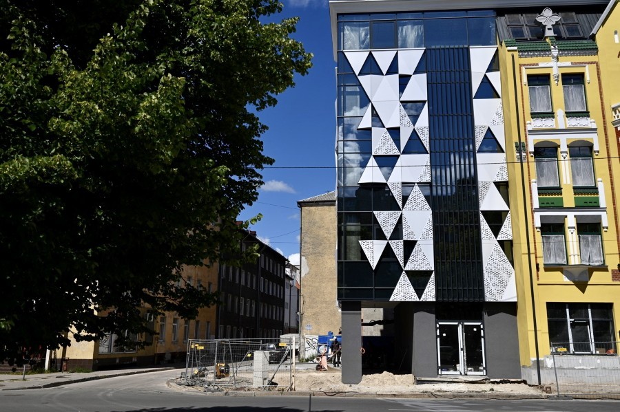 Строители открыли другую часть фасада «Кройц-аптеки» (фото)