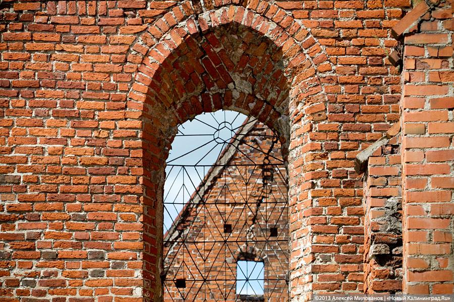 Заваренный вход и ажурные решетки: судьба кирхи в Знаменске после консервации
