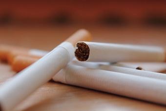 Опрос: половина калининградских продавцов отпускают подросткам сигареты