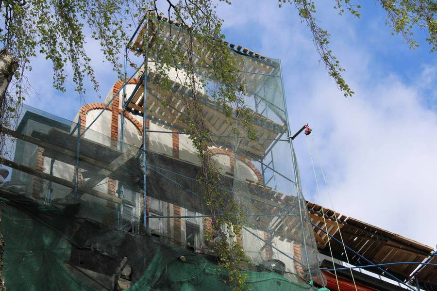 При капремонте домов на ул. Зоологической восстанавливают исторические заборы (фото)