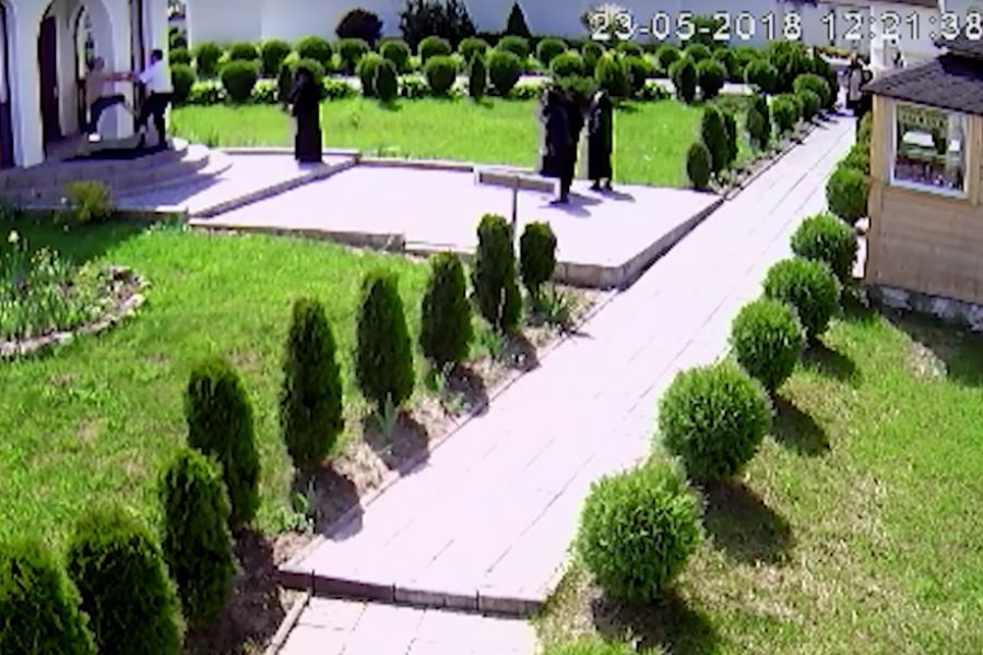 На монахинь напал послушник, обрызганный святой водой