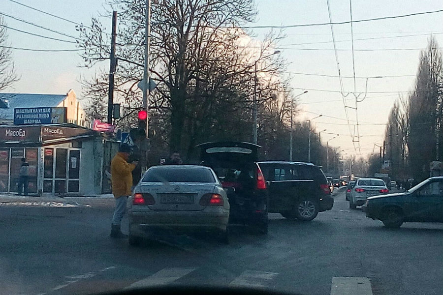 Движение по ул. Дзержинского затруднено из-за аварии (фото)