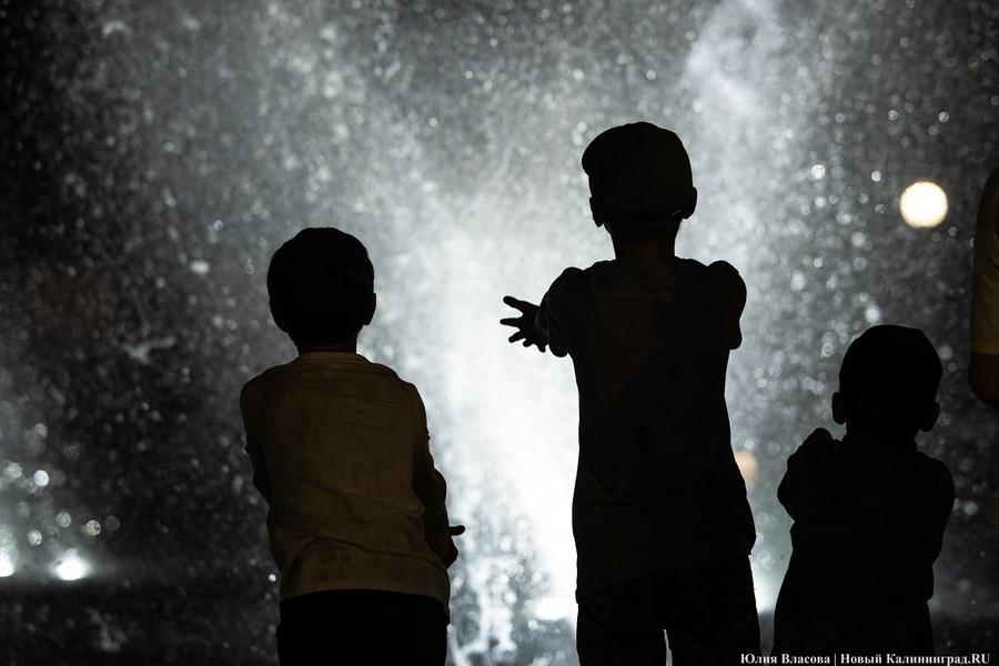 Брызги под музыку: как выглядит подсветка нового фонтана у стадиона «Балтика»