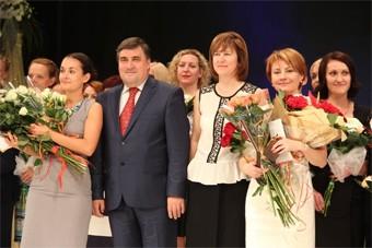 Вице-премьер Алексей Силанов и министр образования области Светлана Трусенева (в центре) награждают победителей. Фото министерства образования