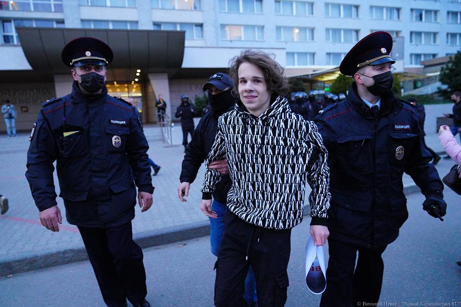 «Свободу политзаключенным»: как прошла акция сторонников Навального в Калининграде (фото)