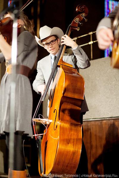 «Всем сестрам по серьгам»: фоторепортаж с концерта The Quebe Sisters Band