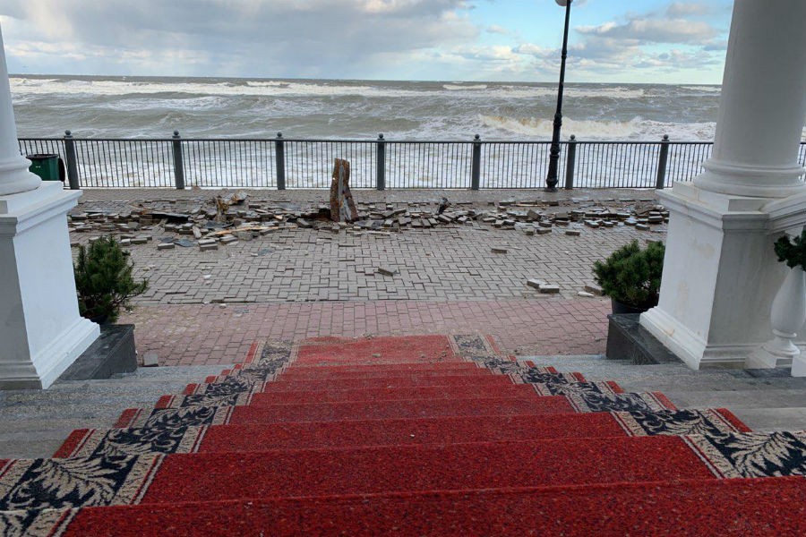 Постояльцев гостиницы «Гранд палас» переселили из-за обрушившегося променада