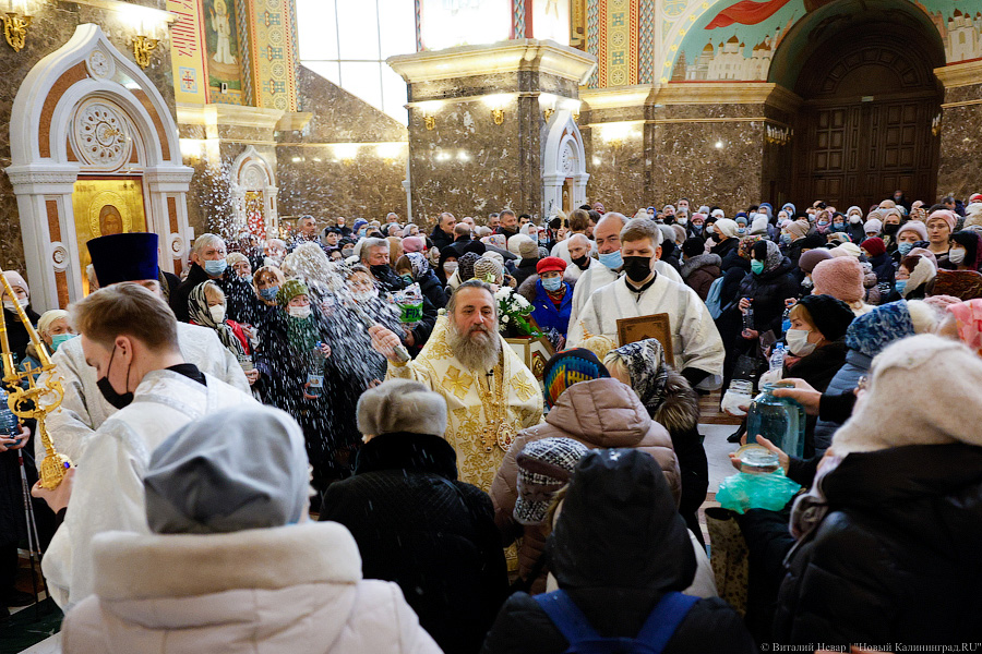 Без проруби, но с литургией: в Храме Христа Спасителя провели праздничную службу (фото)