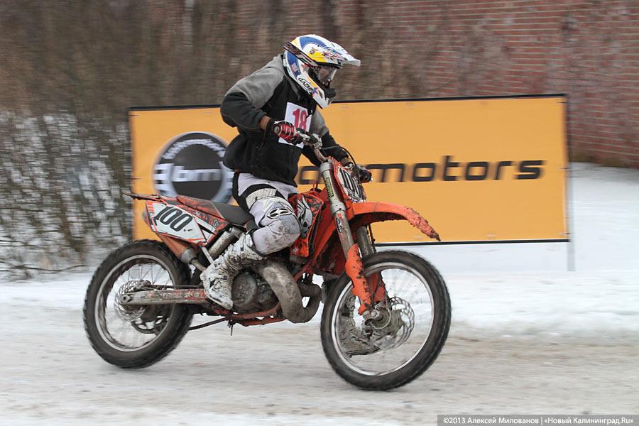 «Пингвиньи гонки»: фоторепортаж с зимнего мотокросса