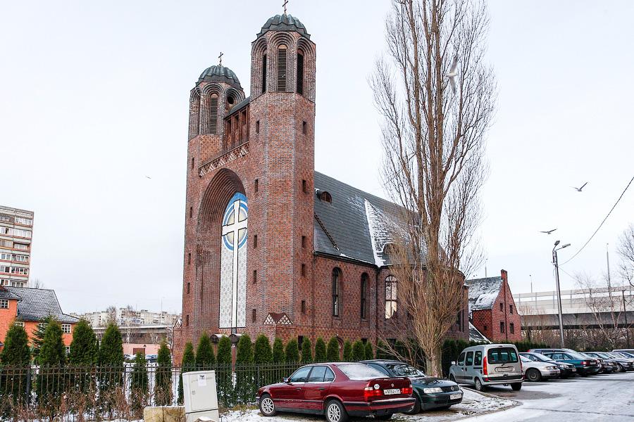 Автомастерская, фабрика, церковь: как строили и восстанавливали Кирху Креста на Острове