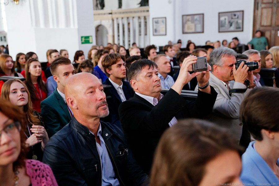 Золотые дети: в Кафедральном соборе поздравили калининградских отличников