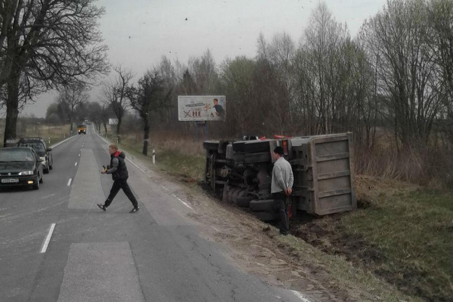 На трассе «Калининград — Янтарный» перевернулся грузовик (фото)