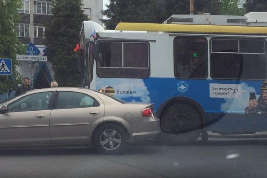 На ул. Комсомольская в Калининграде столкнулись «Додж» и троллейбус (фото)