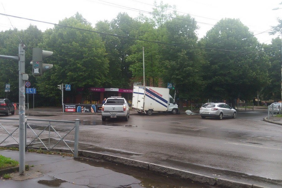 На перекрёстке ул. Карла Маркса и Комсомольской грузовик врезался в светофор (фото)
