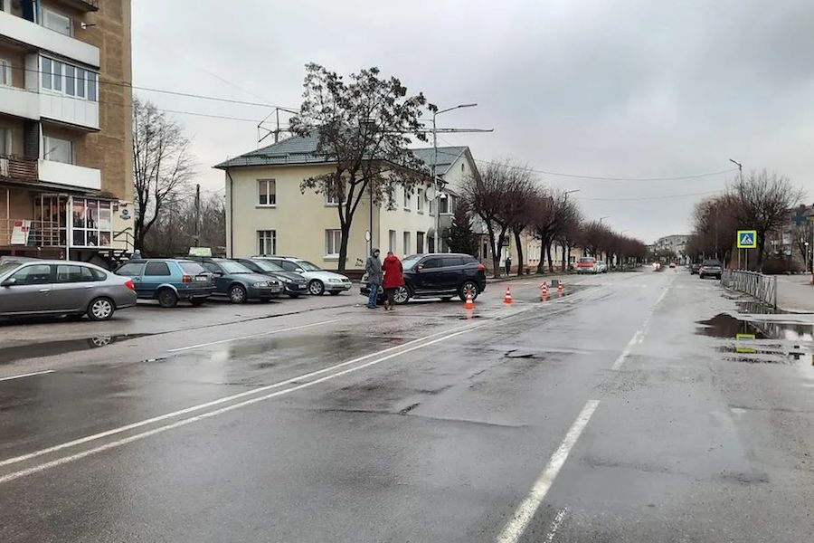 В Светлом пенсионер потерял сознание за рулем и протаранил четыре авто (фото)