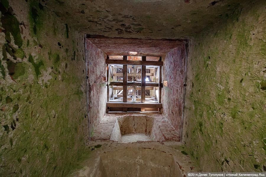 На крыше травка зеленеет: кирха начала XIX века в Перевалово покрывается плесенью и мхом