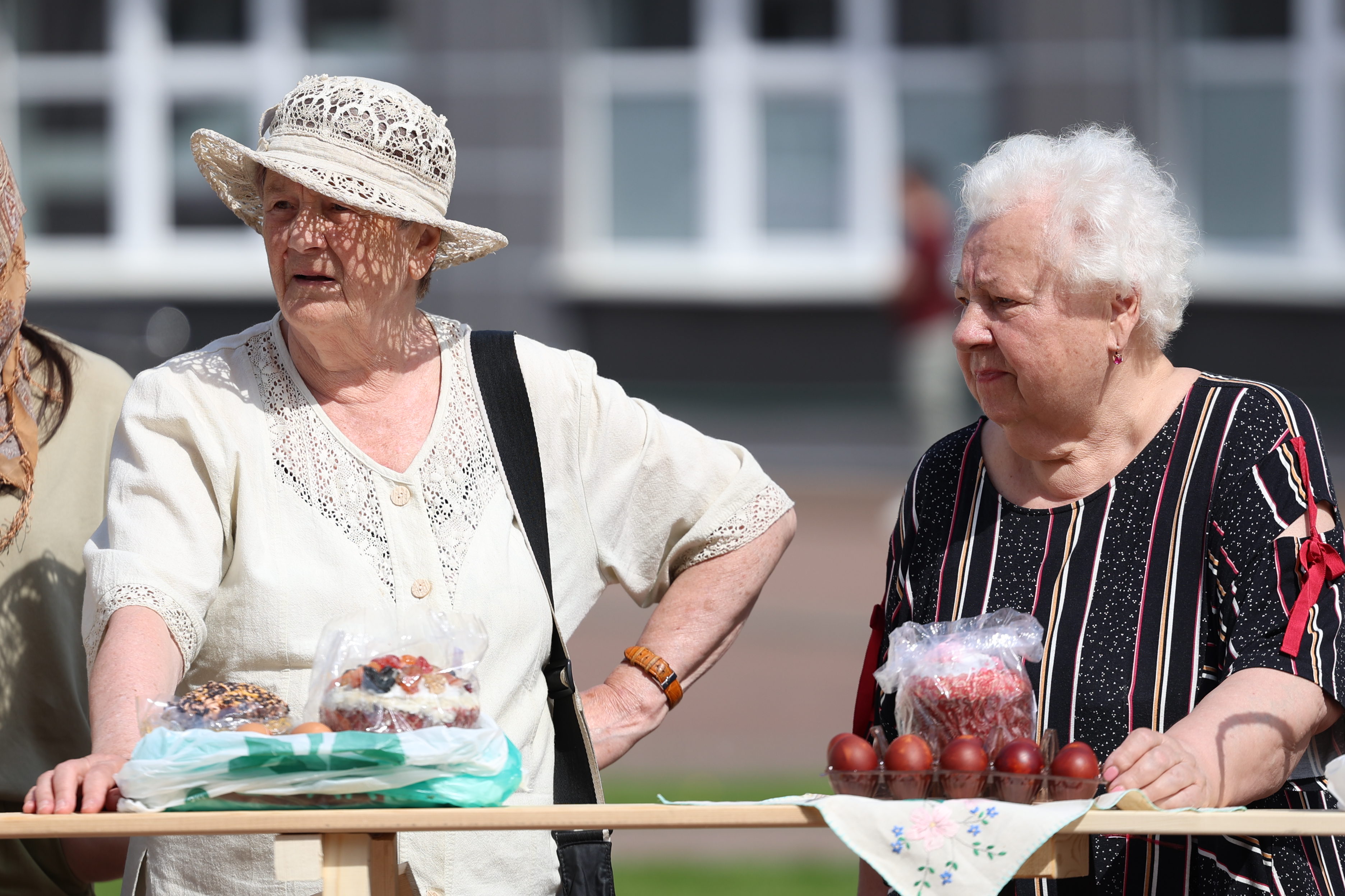 И скорбь, и радость: в калининградских храмах освящают куличи перед Пасхой (фото)