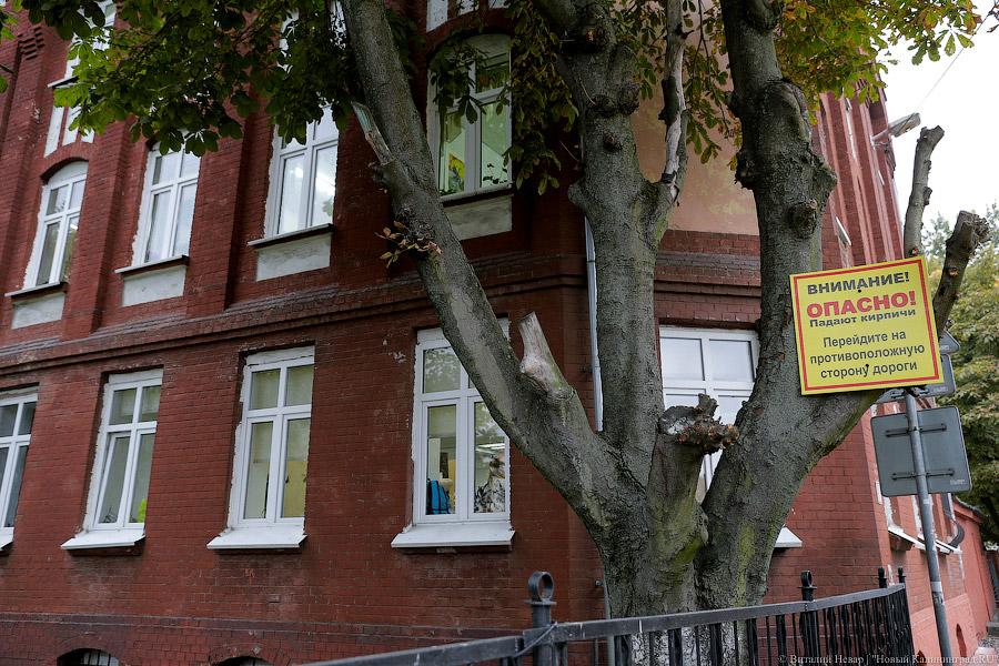 Осторожно, кирпичи: на Эпроновской осыпается историческое здание школы